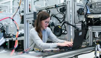 Lavoro: le imprese cercano 52mila diplomati ITS, ma il 56% delle figure è "introvabile"