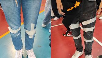 Vietato portare jeans strappati a scuola: coperti con il nastro adesivo