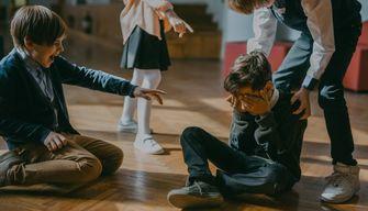 Per combattere il bullismo ci vuole “più scuola”. Il ministro Valditara lancia il suo piano contro la violenza su studenti e docenti