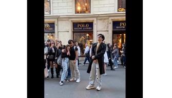 Tananai canta con l'artista di strada al centro di Roma - VIDEO