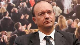 Studenti ritrovano l'anziano professore, il Ministro Valditara: "Ci attiveremo per aiutarlo". Il docente risponde