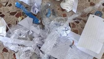 Spazzatura per terra in classe, la collaboratrice scolastica: "Che ne pensate quando troviamo aule così?"