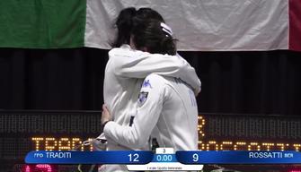 Scherma, Gaia Traditi si infortuna ed Emilia Rossetti le lascia la vittoria: l'amicizia trionfa nei campionati italiani Under 23