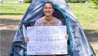 La studentessa che dorme in tenda davanti all'università in protesta al caro affitti di Milano