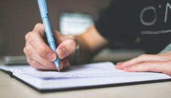 Maturità 2023, come scrivere bene il tema: quando va messa la virgola e quando va evitata