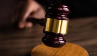 Lei ha 13 anni, lui 19 e hanno una figlia:  "Siamo una famiglia". Ragazzo denunciato e sotto processo