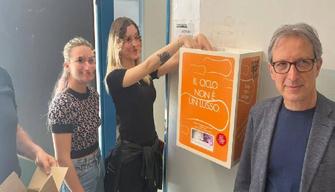 Assorbenti e preservativi a scuola, arriva il distributore in una scuola di Firenze