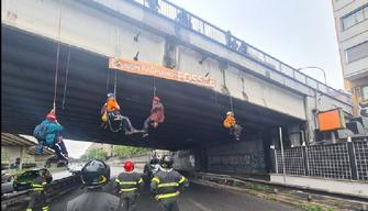 Ultima generazione, gli attivisti si appendono sulla tangenziale