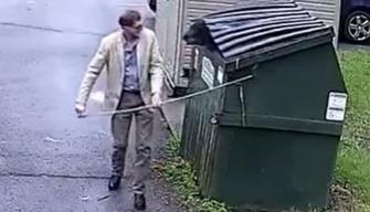 Il preside incontra l'orso saltato fuori dal cassonetto - VIDEO