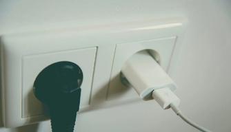 Quanto costa lasciare il caricabatterie attaccatto nella presa?