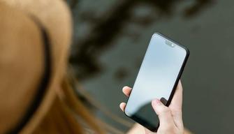 Disconnect day, il 6 maggio la sfida di abbandonare gli smartphone per un giorno. L’esperto: “Ecco perché serve il digital detox”.