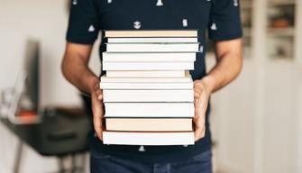 I libri scolastici costano troppo: consigli di classe in subbuglio per non sforare i tetti di spesa. Salasso in vista per le famiglie?