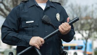 Milano, donna trans picchiata dai vigili vicino una scuola: cosa è successo