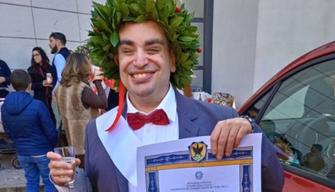 Pasquale è cieco dalla nascita e si laurea in Lettere Moderne con una tesi in braille
