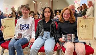 Giulia e Ioana a 10 anni ogni giorno aiutano la compagna non vedente a scuola