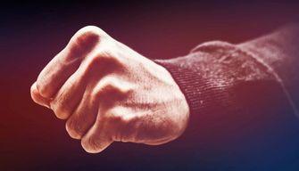 Docente prende un pugno dai genitori di un suo alunno