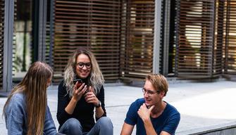 Maturità 2023, maturandi in gita al mare senza smartphone: l'iniziativa del liceo