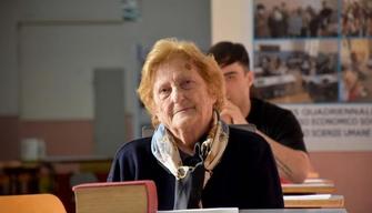 Maturità, si diploma a 90 anni per coronare il sogno di diventare maestra