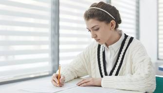 Studentessa parla della prof assenteista: "Non ci spiegava nessun autore di filosofia, ma prendevamo tutti 9 e 10"