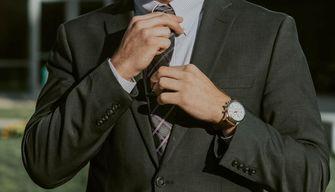 Chiede riduzione della tariffa scolastica per il figlio ma lo accompagna con la Porsche