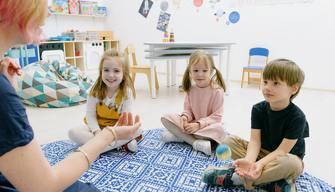Niente asilo per i bimbi se i genitori non pagano le tasse: succede a Como
