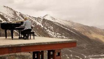 Suona un pianoforte a 5mila metri di altezza, italiano entra nel Guinness dei Primati