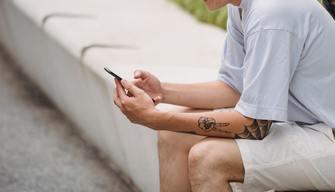 Tentano di dare fuoco alla scuola e riprendono tutto col cellulare