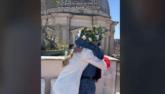 Si laurea con 108 ma è delusa del voto: "Dopo tre mesi non l'ho ancora accettato". La mail alla prof finisce su TikTok