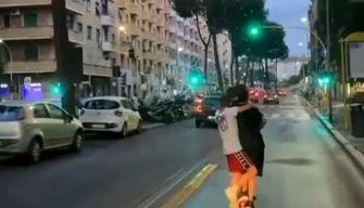 Sfrecciano in 4 sul monopattino sulla corsia dei bus a Roma