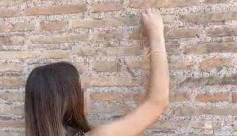 Colosseo ancora danneggiato: stavolta si tratta di due turisti di 17 anni