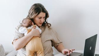 Maturità 2023, studentessa sostiene l'orale con il figlio di sei mesi