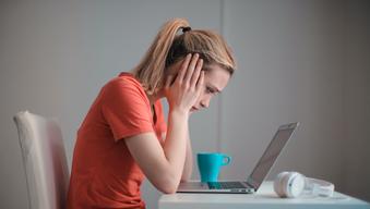 Studentessa aggredita da un compagno e delusa dalla scuola: "Provvedimento ridicolo, mi sono sentita sola e presa in giro"