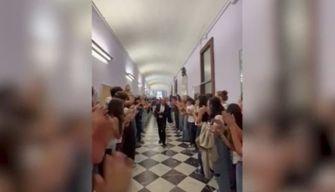 Il video virale degli applausi degli studenti al prof che va in pensione