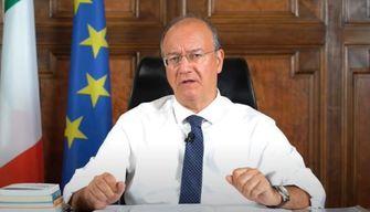 Stop alla 'scena muta' agli esami e niente cellulari a scuola: gli italiani approvano la linea dura del ministro Valditara