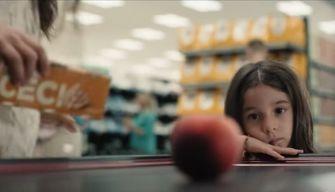 Perché si sta parlando dello spot di Esselunga e delle pesche