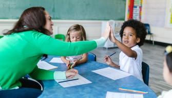 Cittadinanza italiana per i bambini nati o cresciuti in Italia che ancora non ce l'hanno: sono 800mila. Save The Children chiede la legge