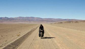 Un ragazzo attraversa sei Paesi in bici per andare all’università