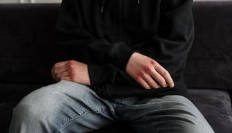 18enne picchia negoziante e poi va a scuola: ripreso da telecamere di sorveglianza