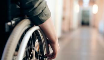 L’ascensore della scuola è rotto, alunna con disabilità deve fare lezione da sola al piano terra