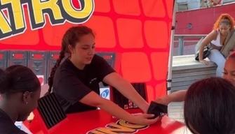 Litzy a 22 anni guadagna 278 dollari l'ora giocando a Uno