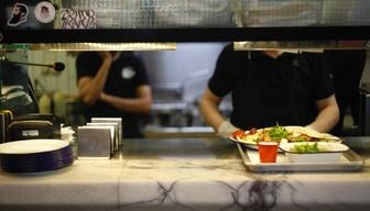 Mensa da incubo, arriva l'assaggiatore a scuola dopo le lamentele dei genitori