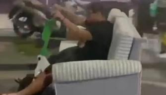 15enne monta un divano sul monopattino e gira la città, multa di 2mila euro ai genitori