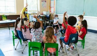 Genitori trasferiscono quattro alunni in un’altra scuola: “Troppi stranieri in classe”