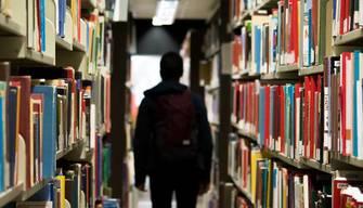 Assalto a scuola con petardi, pistole e fumogeni: forse sono stati studenti. Cosa è successo