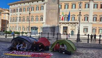 Studenti con le tende a Montecitorio per protesta contro il caro-affitti