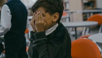 Prof avrebbe chiamato “nano malefico” uno studente e schiaffeggiato un altro