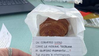 Studenti regalano la colazione alla prof: "Le vogliamo bene, può rimandare l'interrogazione?"