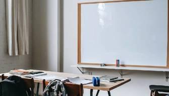 Educazione sentimentale a scuola, il Piano di Valditara: un’ora con psicologi e influencer, previsti 12 incontri annuali