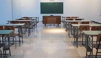 Caldaia rotta, studenti al gelo a scuola con la borsa dell'acqua calda
