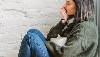 I giovani escono sempre più tardi da casa: 7 su 10 vivono ancora con i genitori